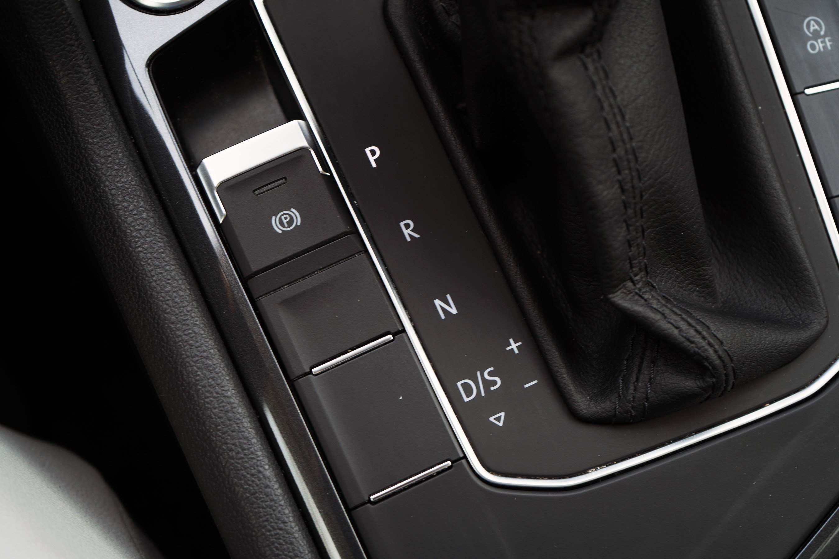 Used 2020 Volkswagen Tiguan SE w/ Panoramic Sunroof Package image 29