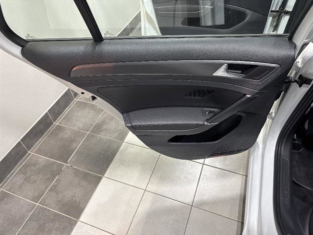 Used 2019 Volkswagen Golf SE image 19
