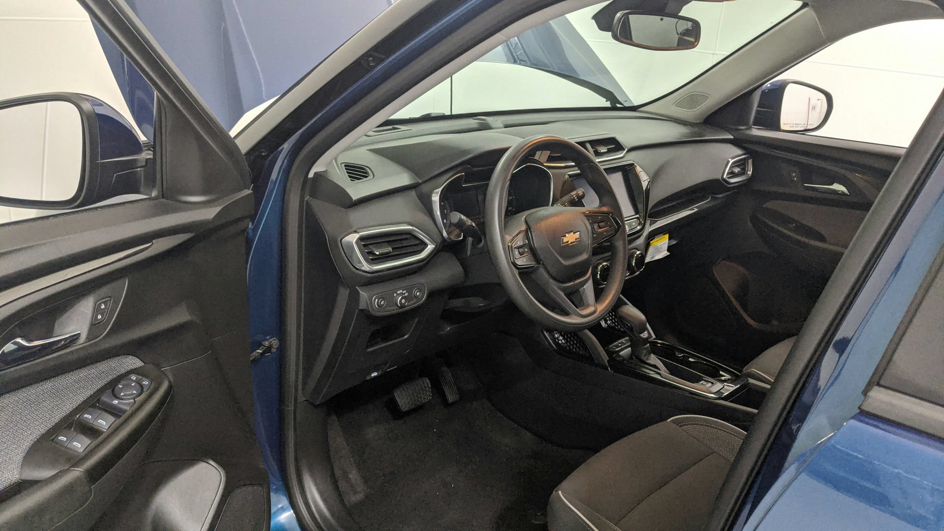Used 2021 Chevrolet TrailBlazer LT w/ Convenience Package FWD image 34