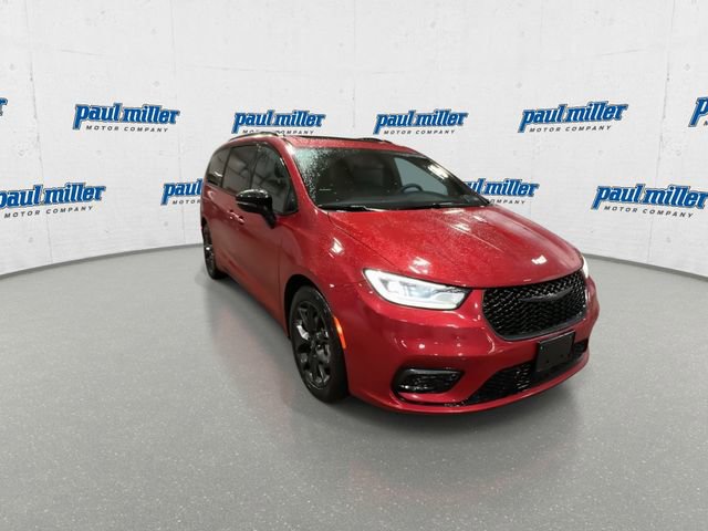 Used 2025 Chrysler Pacifica Limited image 3
