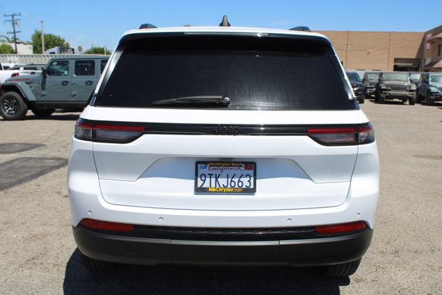 Used 2025 Jeep Grand Cherokee Altitude RWD image 5