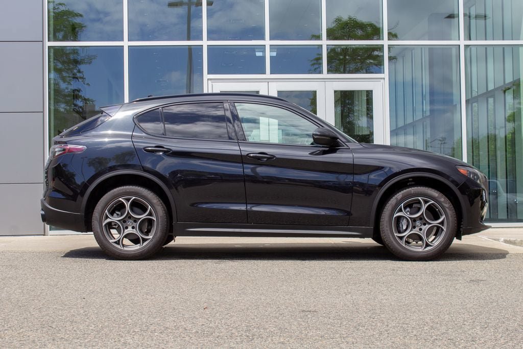 New 2025 Alfa Romeo Stelvio Sprint AWD/4WD image 4