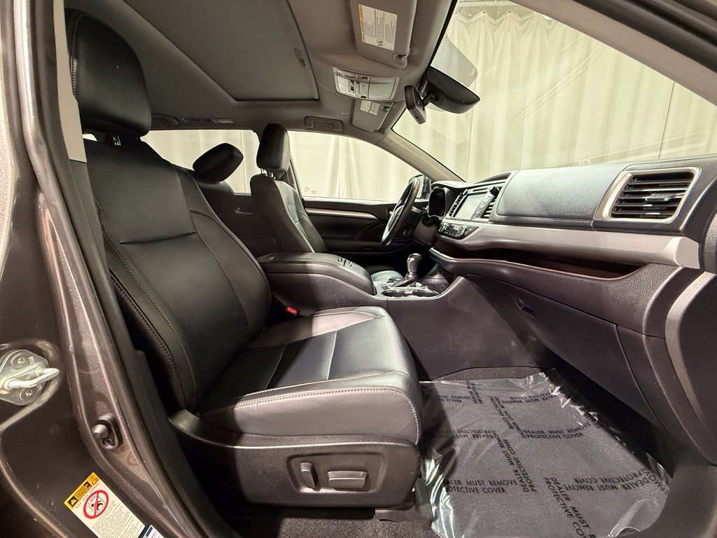 Used 2019 Toyota Highlander XLE AWD/4WD image 24