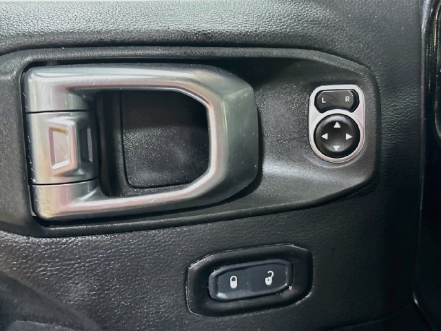 Used 2020 Jeep Wrangler Unlimited Sahara AWD/4WD image 17
