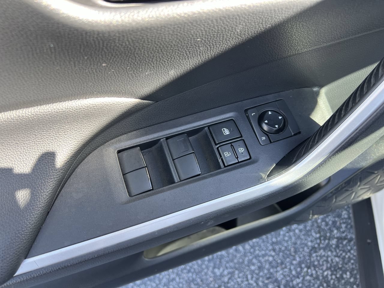 Used 2019 Toyota RAV4 LE FWD image 15