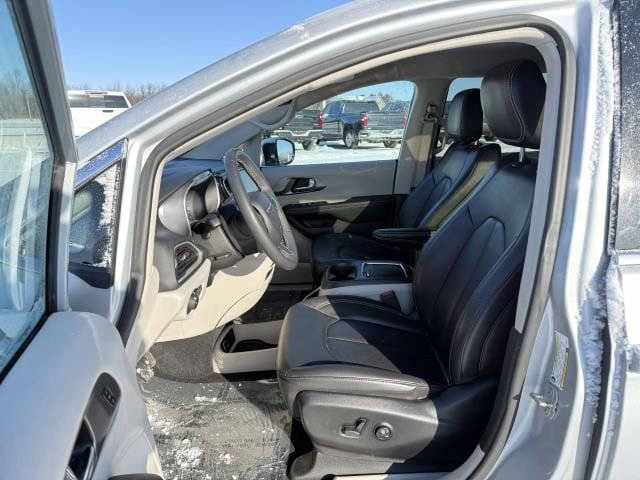 Used 2023 Chrysler Pacifica Touring-L FWD image 11