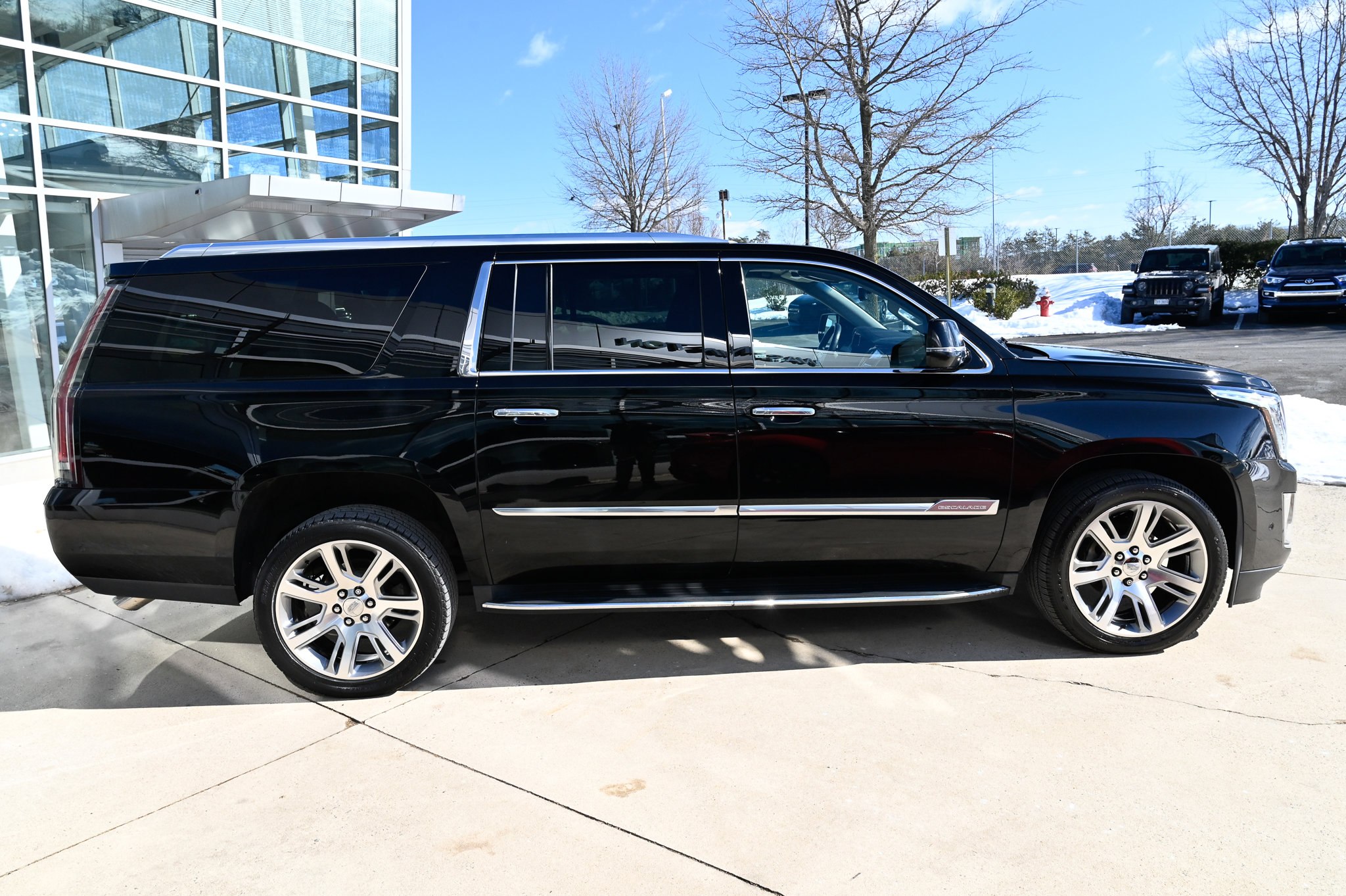 Used 2017 Cadillac Escalade ESV Luxury image 4