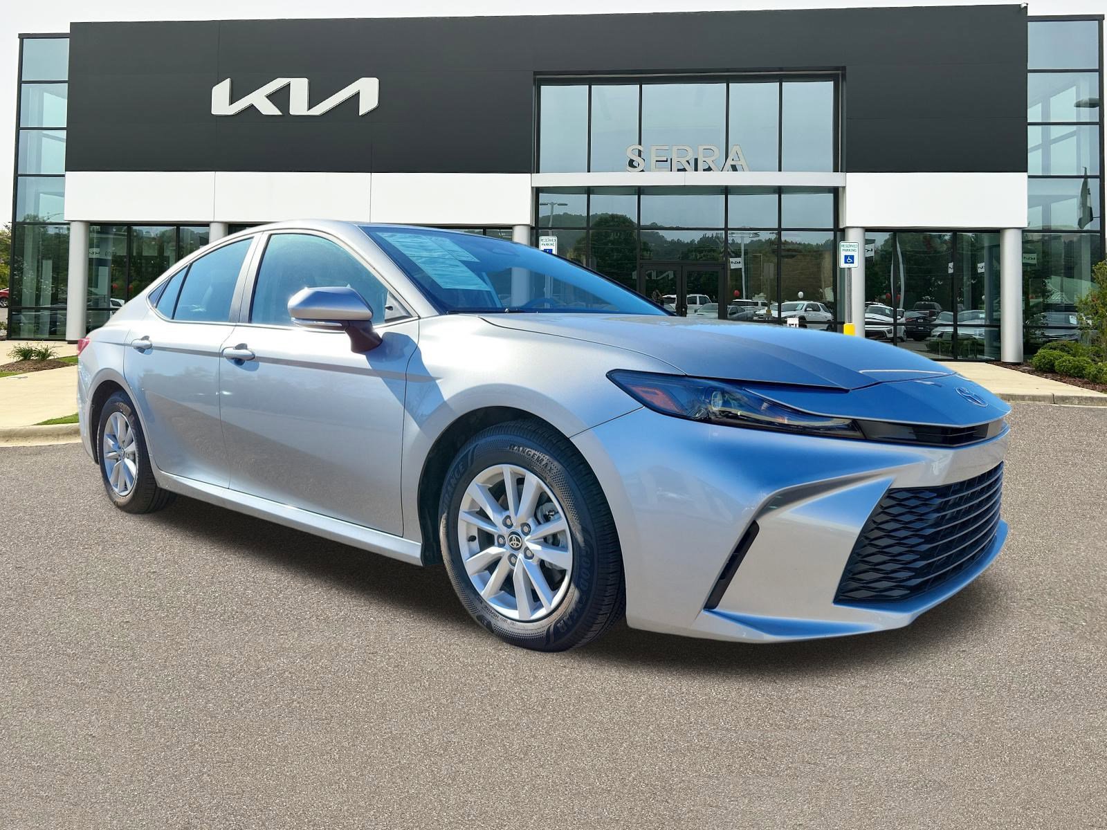 Used 2025 Toyota Camry LE image 1