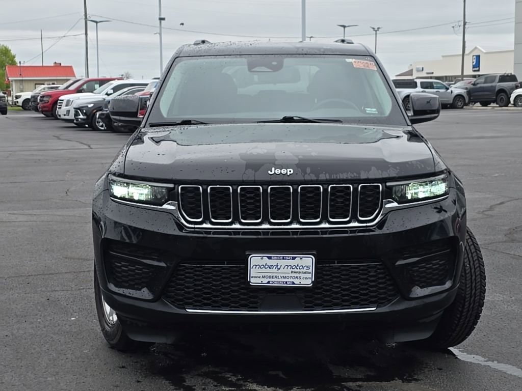 Used 2024 Jeep Grand Cherokee Laredo AWD/4WD image 57