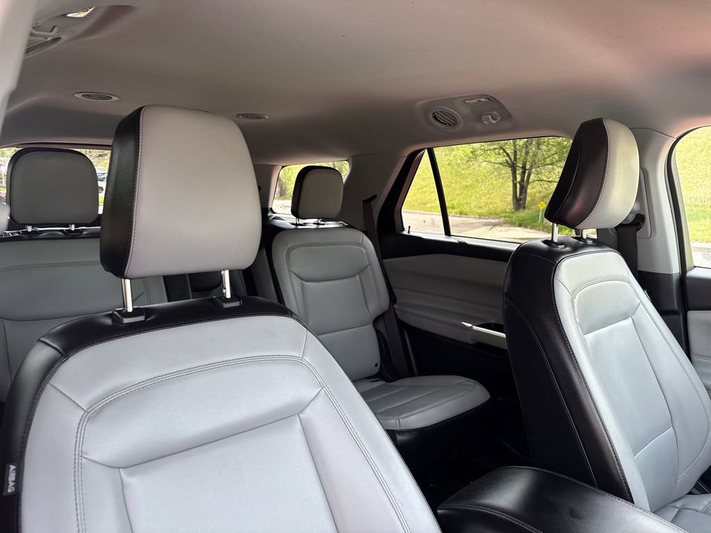 Used 2021 Ford Explorer XLT w/ Equipment Group 202A AWD/4WD image 31