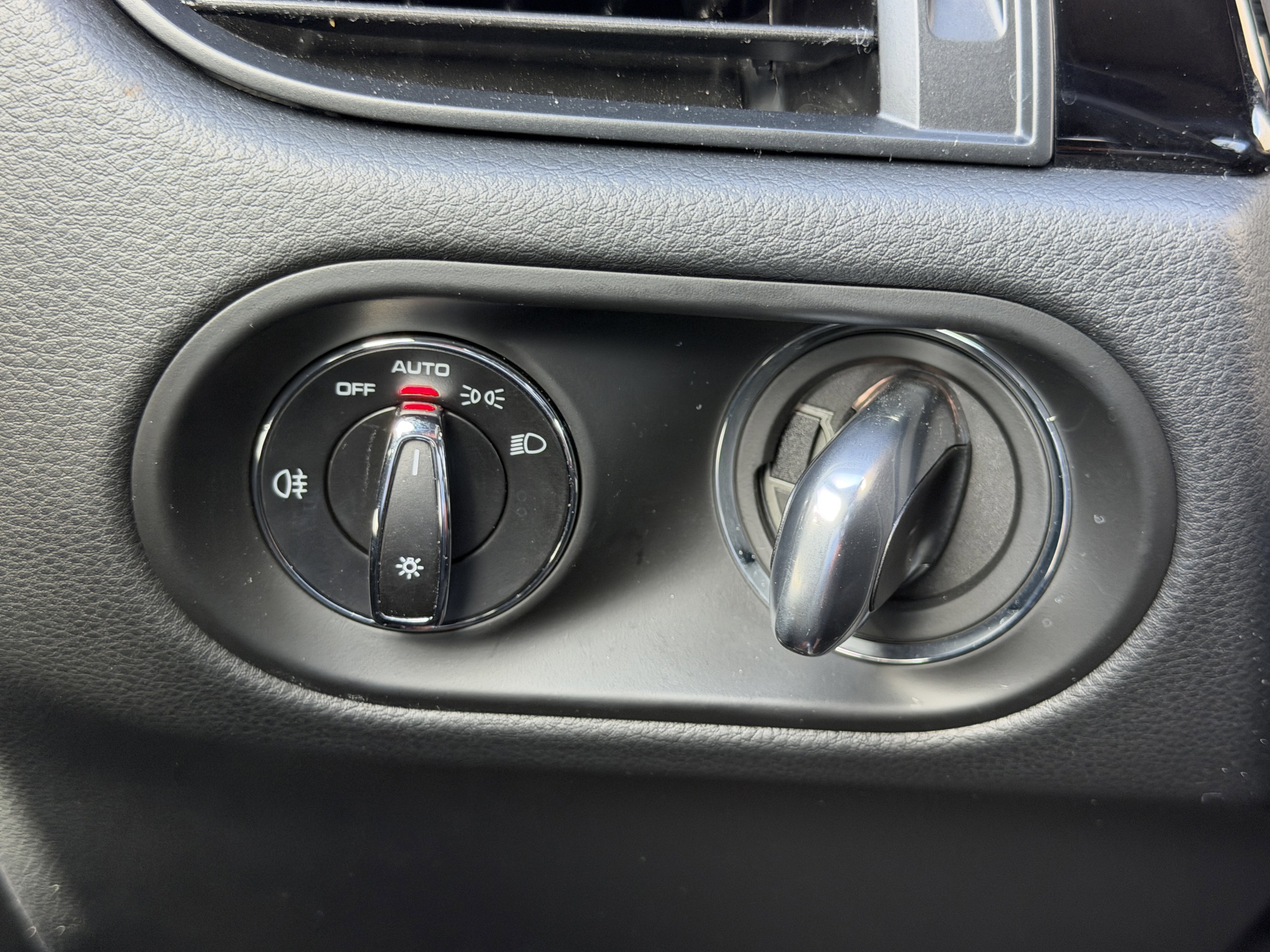 Certified 2025 Porsche Macan image 34