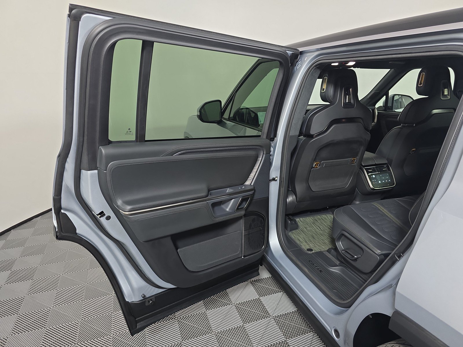 Used 2024 Rivian R1S Adventure AWD/4WD image 17