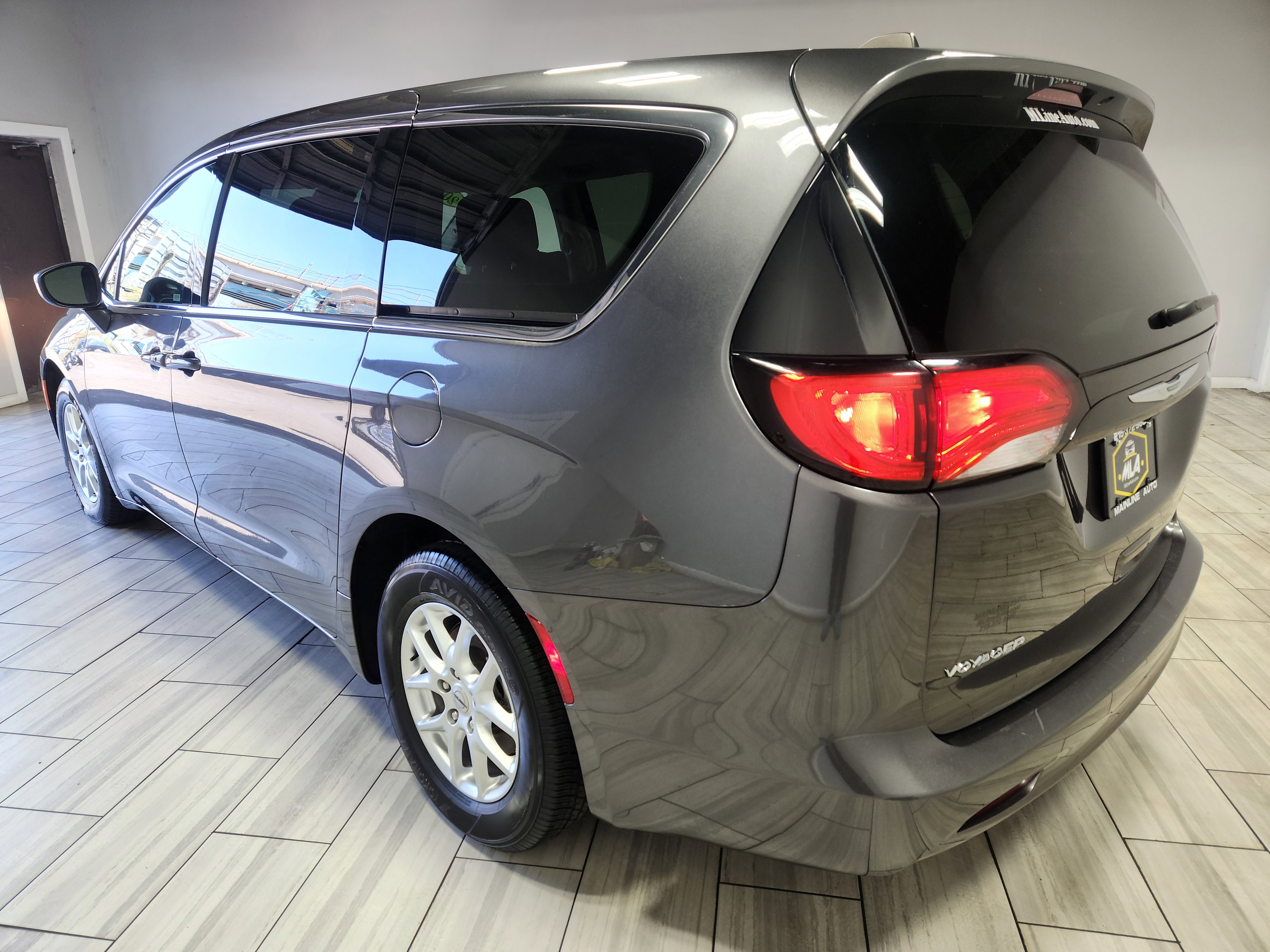 Used 2023 Chrysler Voyager LX FWD image 3
