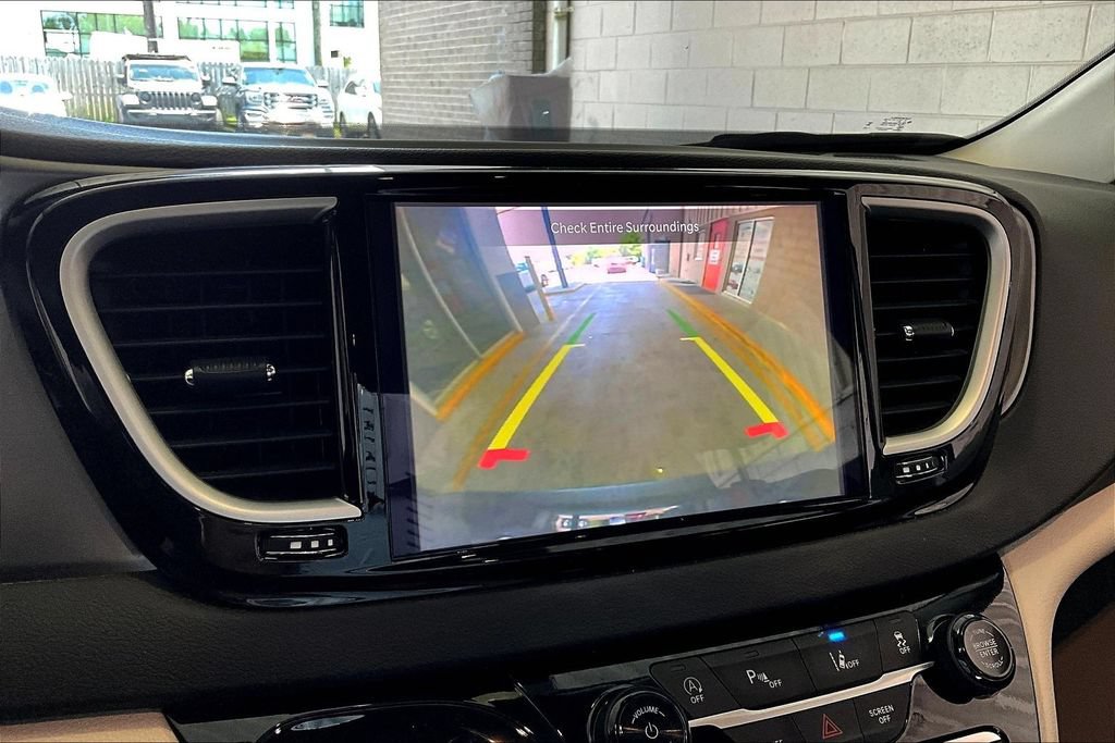 Used 2024 Chrysler Pacifica Touring-L FWD image 16
