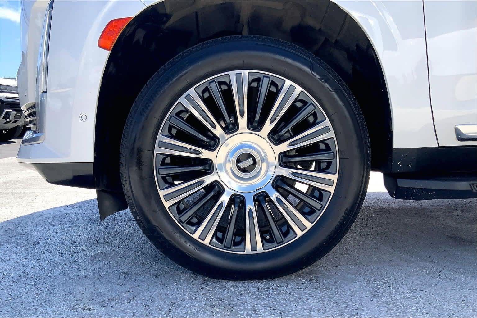 Used 2022 Cadillac Escalade Premium Luxury RWD image 8