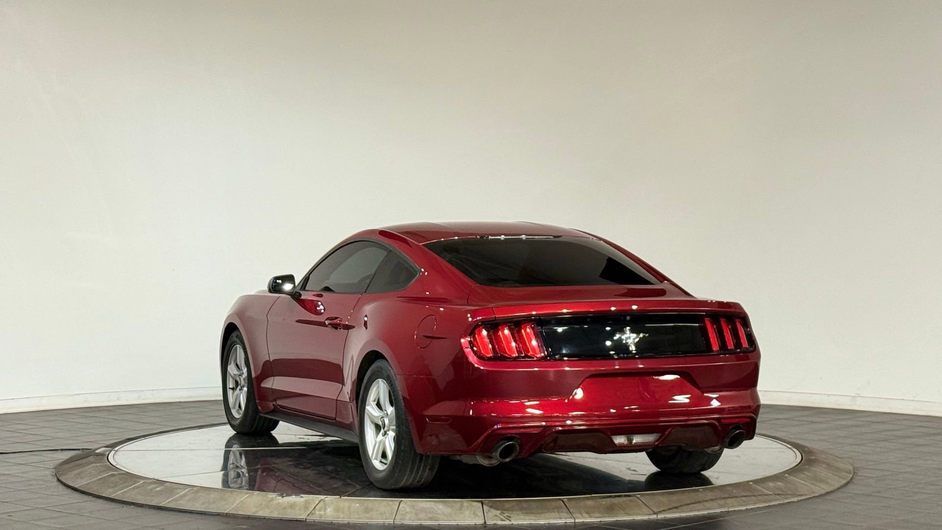 Used 2017 Ford Mustang Coupe image 7