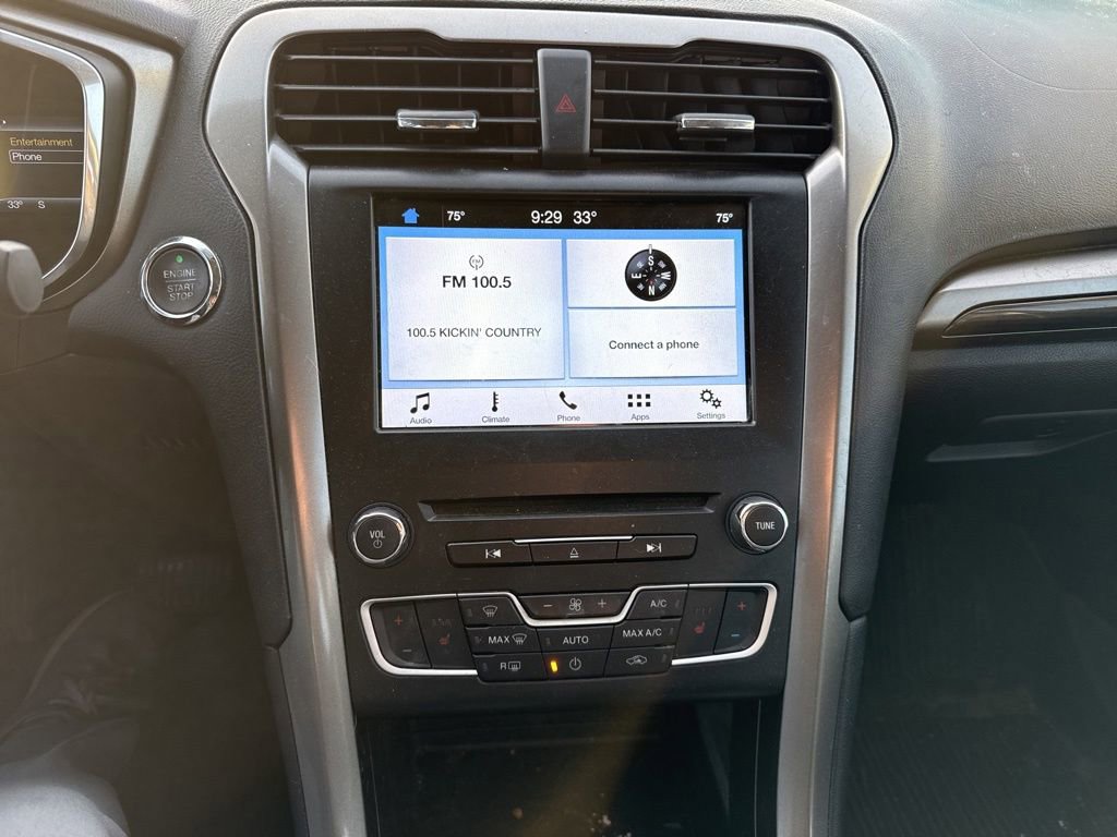 Used 2017 Ford Fusion SE w/ Fusion SE Technology Package image 6