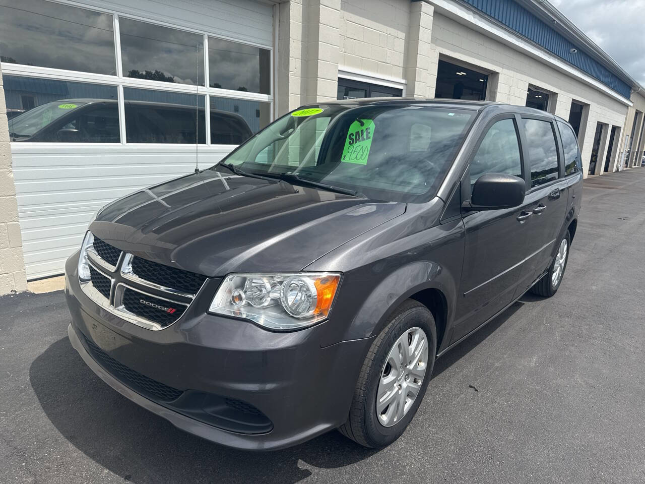 Used 2017 Dodge Grand Caravan SE image 2