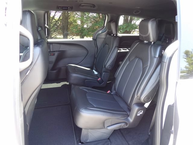 New 2027 Chrysler Pacifica Select FWD image 11