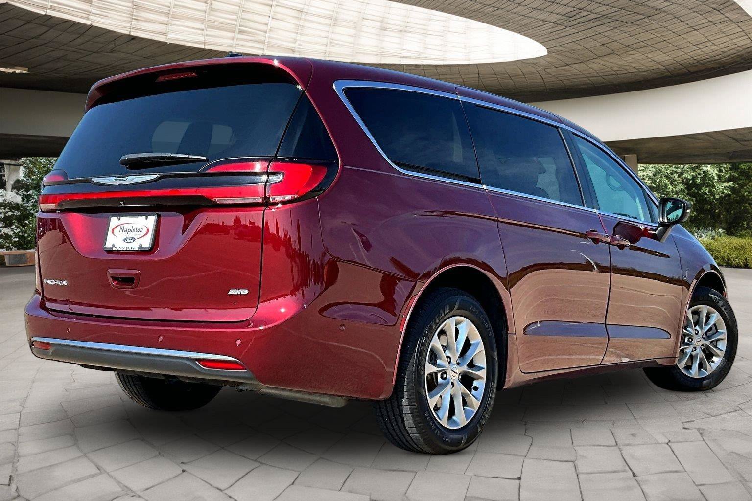 Used 2023 Chrysler Pacifica Touring-L AWD/4WD image 18