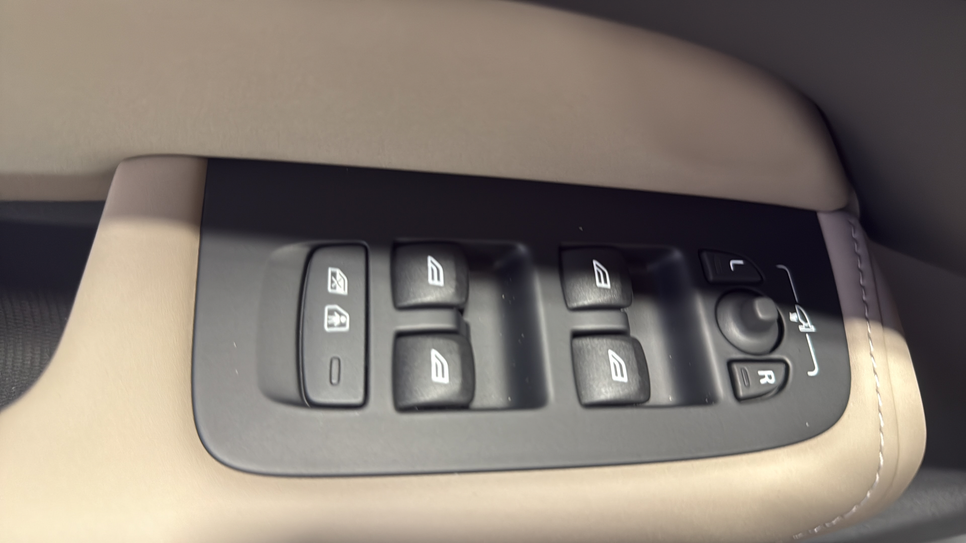 New 2027 Volvo XC60 B5 Plus AWD/4WD image 14