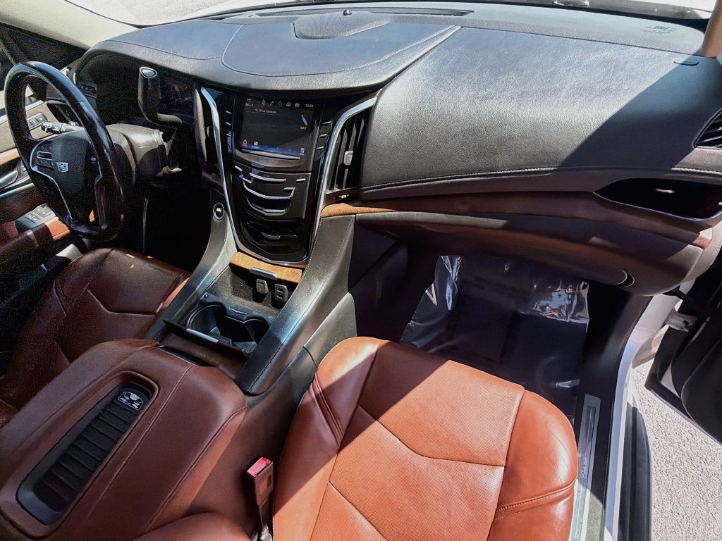Used 2018 Cadillac Escalade ESV Luxury RWD image 15