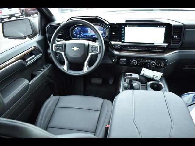 Used 2025 Chevrolet Silverado 1500 LT AWD/4WD image 4