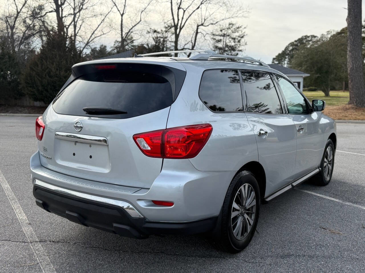 Used 2017 Nissan Pathfinder S image 10