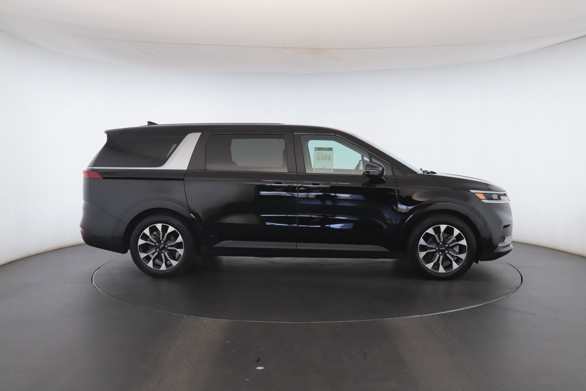 Used 2023 Kia Carnival EX FWD image 21