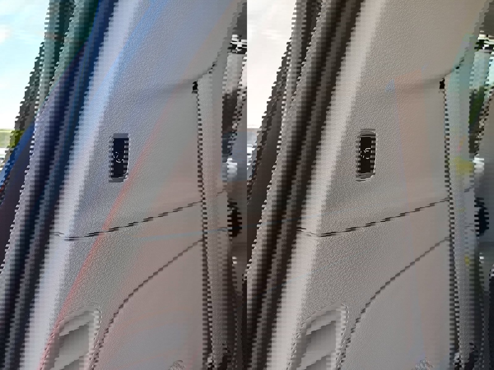 Used 2023 Chrysler Pacifica Limited w/ Uconnect Theater Family Group image 15