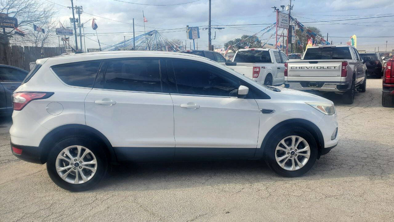 Used 2017 Ford Escape SE FWD image 2