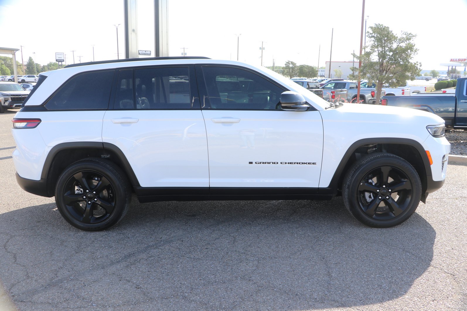 Used 2024 Jeep Grand Cherokee Altitude AWD/4WD image 8