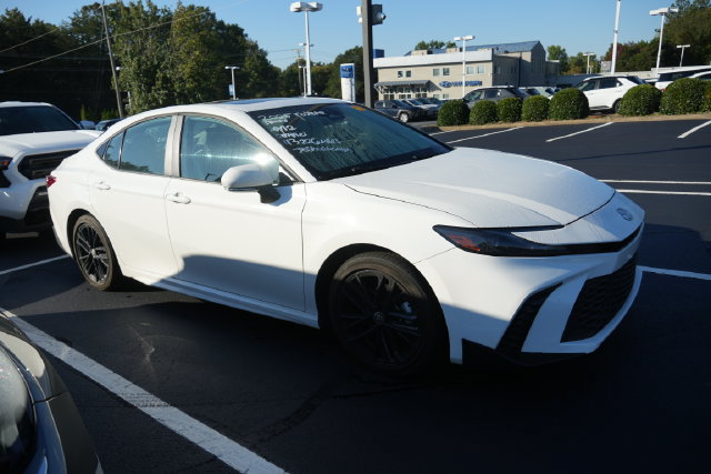 Used 2025 Toyota Camry SE FWD image 3