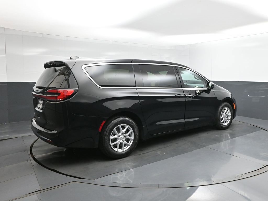 New 2026 Chrysler Pacifica Select image 11