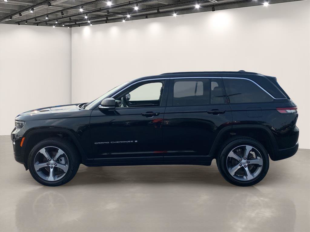 Used 2025 Jeep Grand Cherokee Limited w/ Luxury Tech Group II AWD/4WD image 4