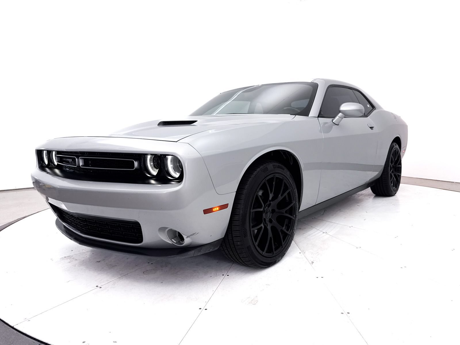 Used 2019 Dodge Challenger SXT RWD image 13