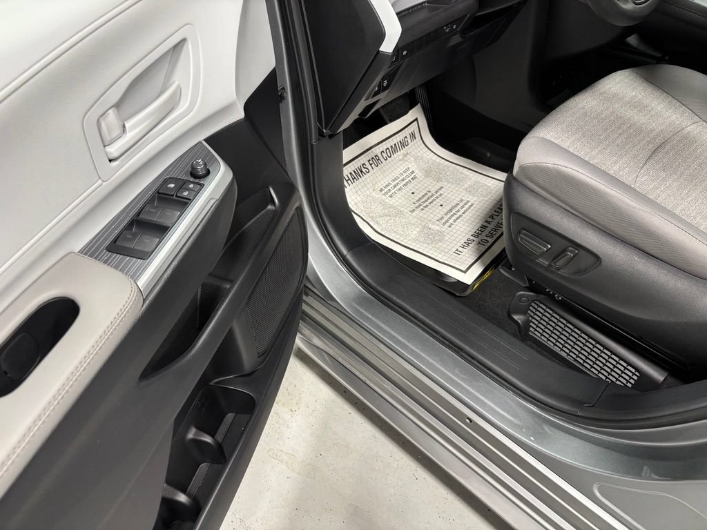 Used 2026 Toyota Sienna LE FWD image 9