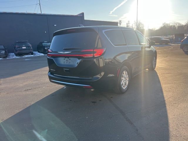 Used 2026 Chrysler Pacifica Select image 7