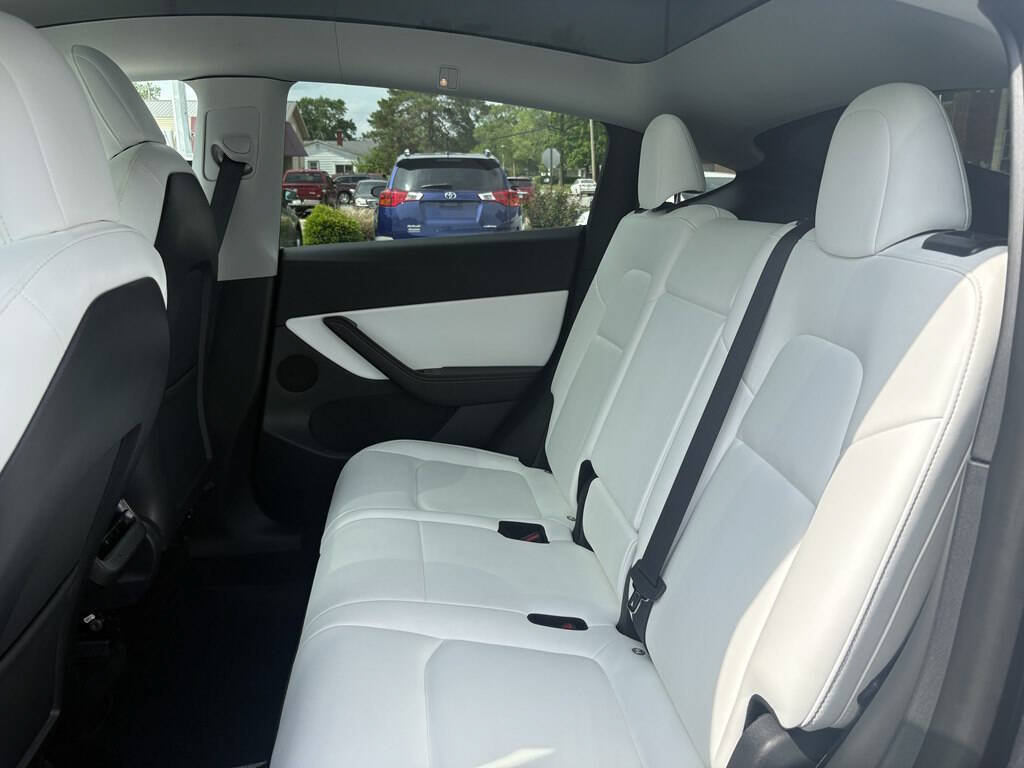 Used 2022 Tesla Model Y Long Range AWD/4WD image 29