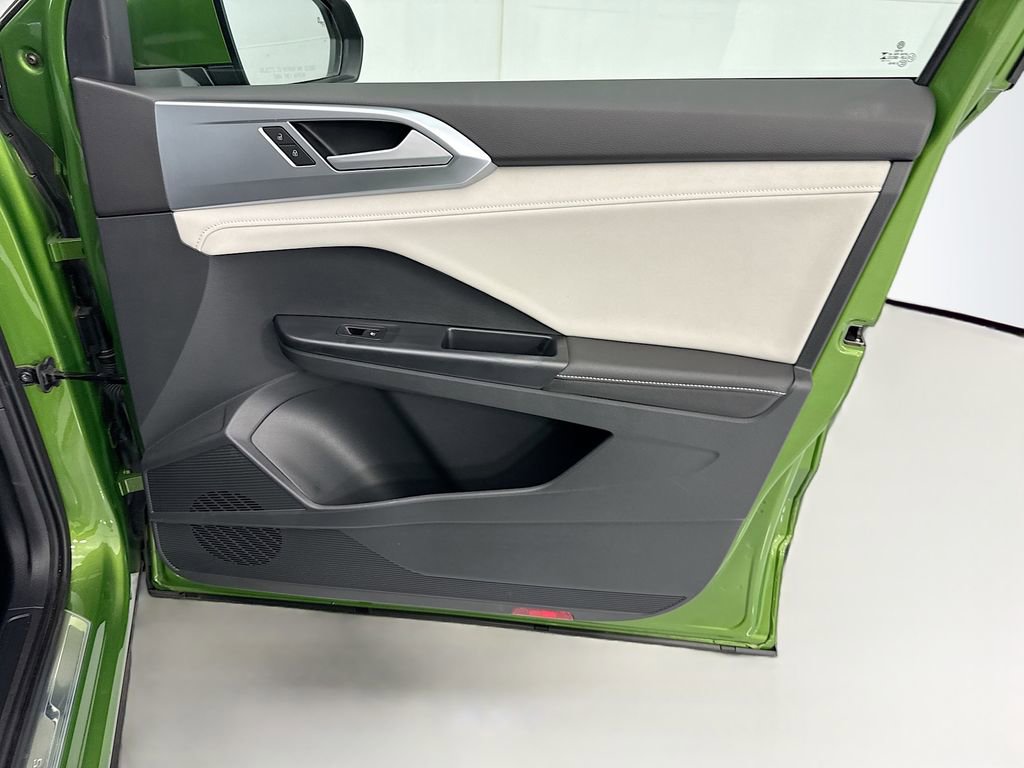 Used 2025 Volkswagen Taos SE w/ Panoramic Sunroof Package image 23