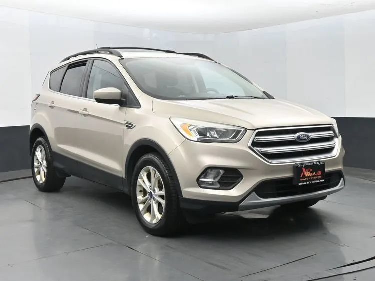 Used 2017 Ford Escape SE w/ Equipment Group 201A AWD/4WD image 2