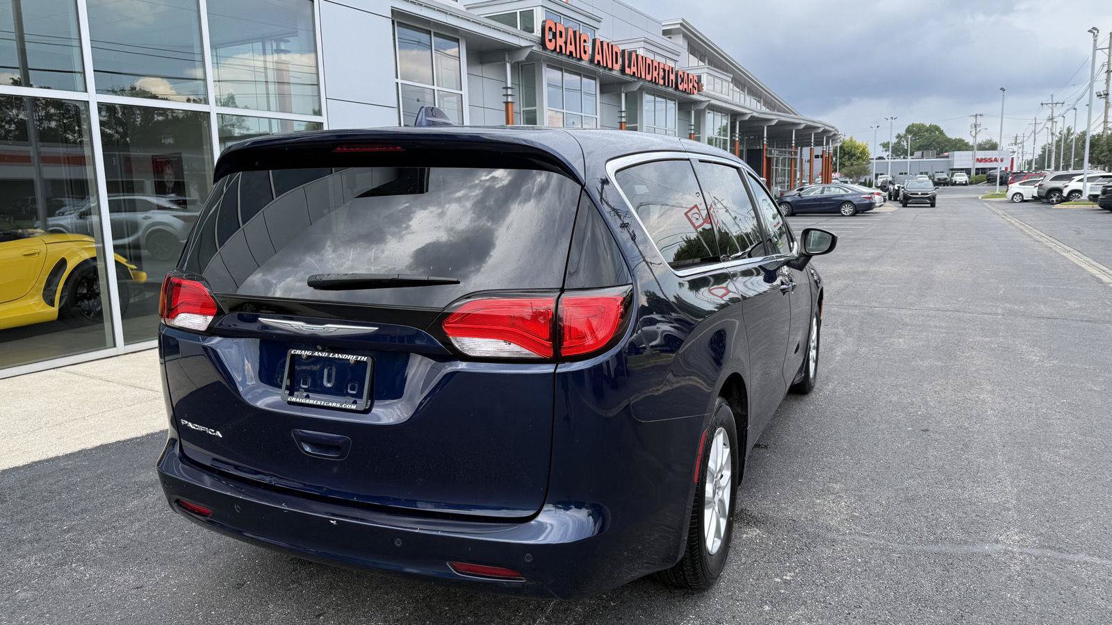 Used 2017 Chrysler Pacifica LX FWD image 3