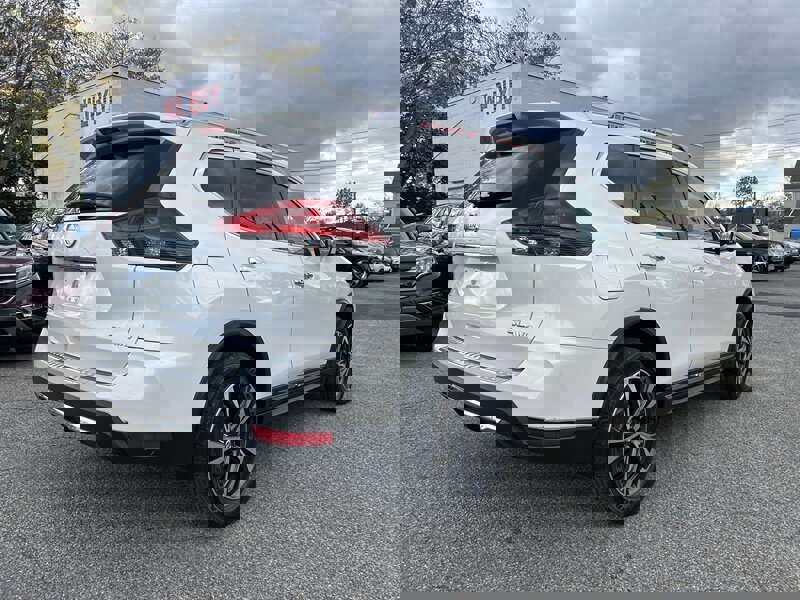 Used 2018 Nissan Rogue SL w/ Premium Package image 4