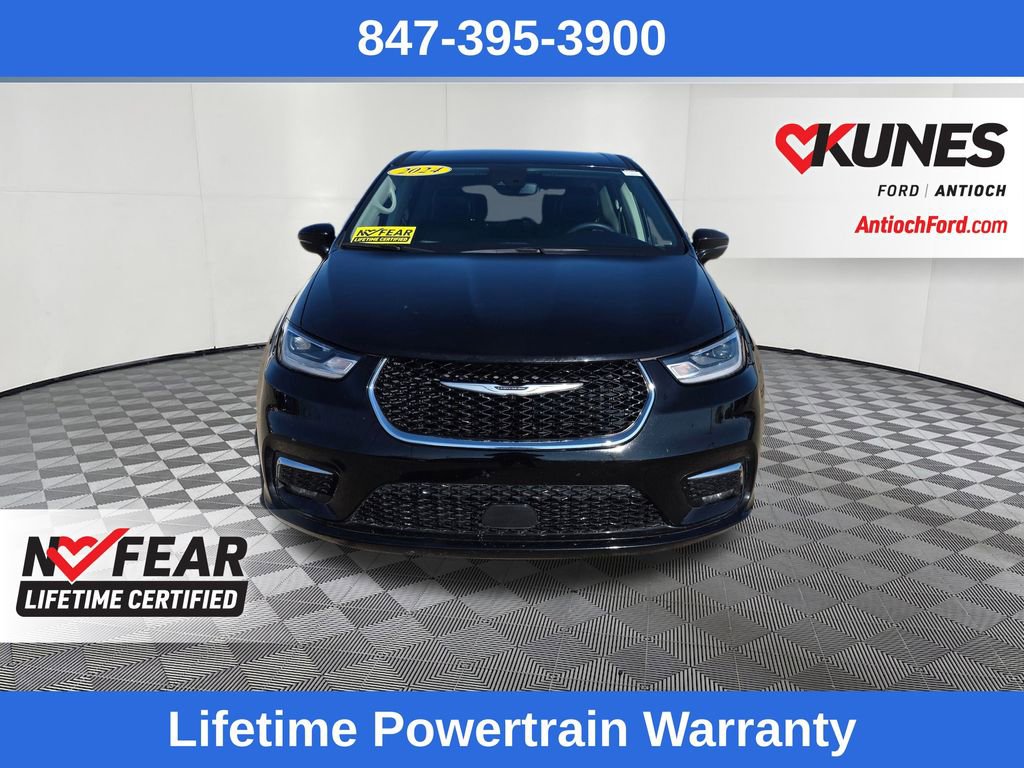 Used 2024 Chrysler Pacifica Touring-L image 2