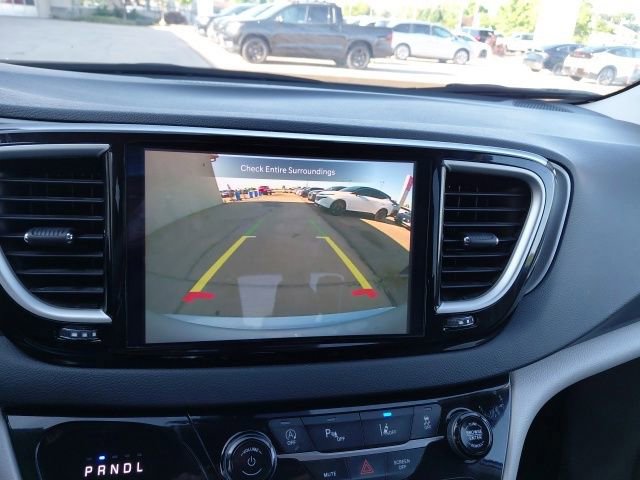 Used 2024 Chrysler Pacifica Touring-L FWD image 17
