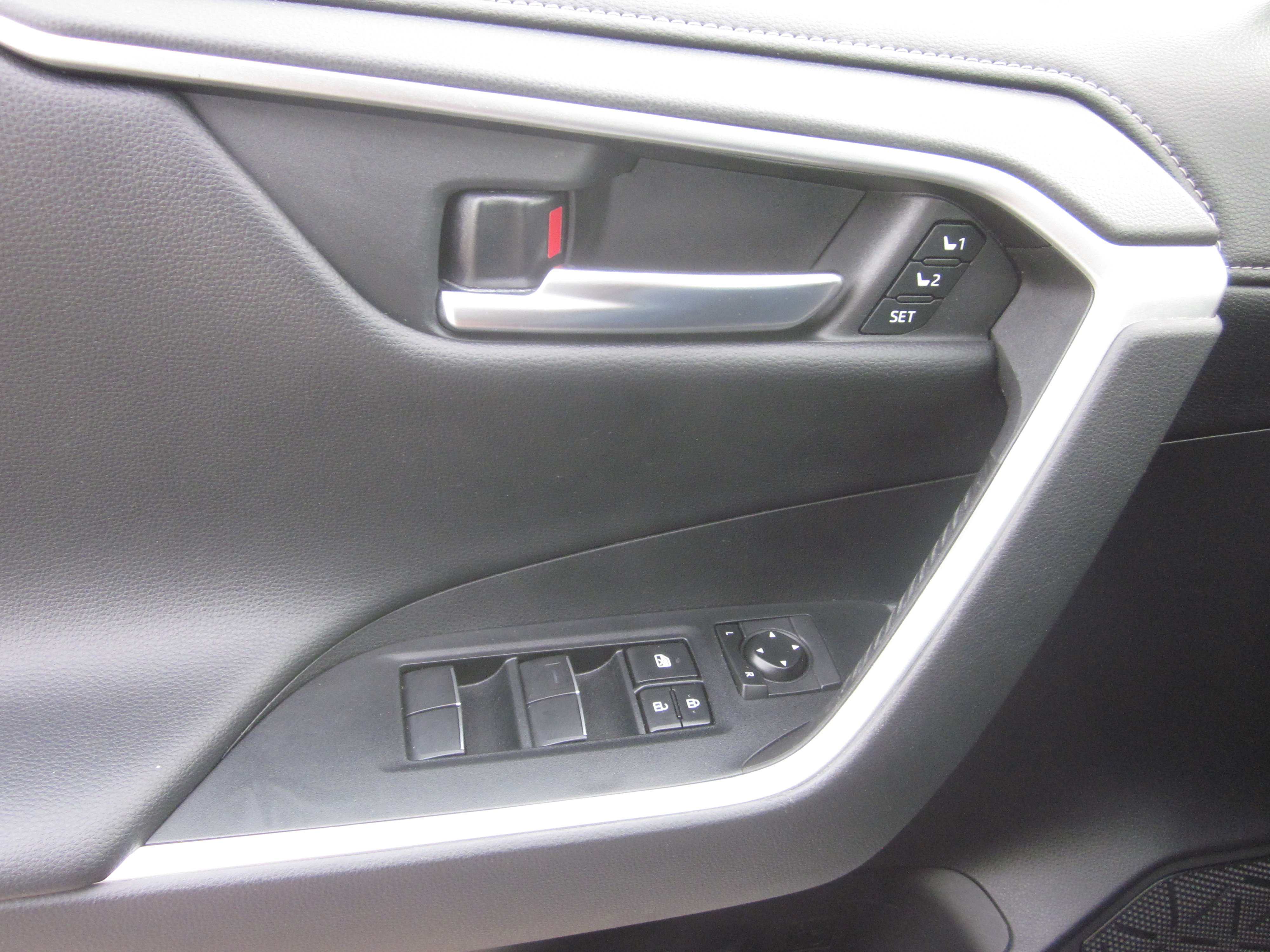 Used 2020 Toyota RAV4 Limited AWD/4WD image 22