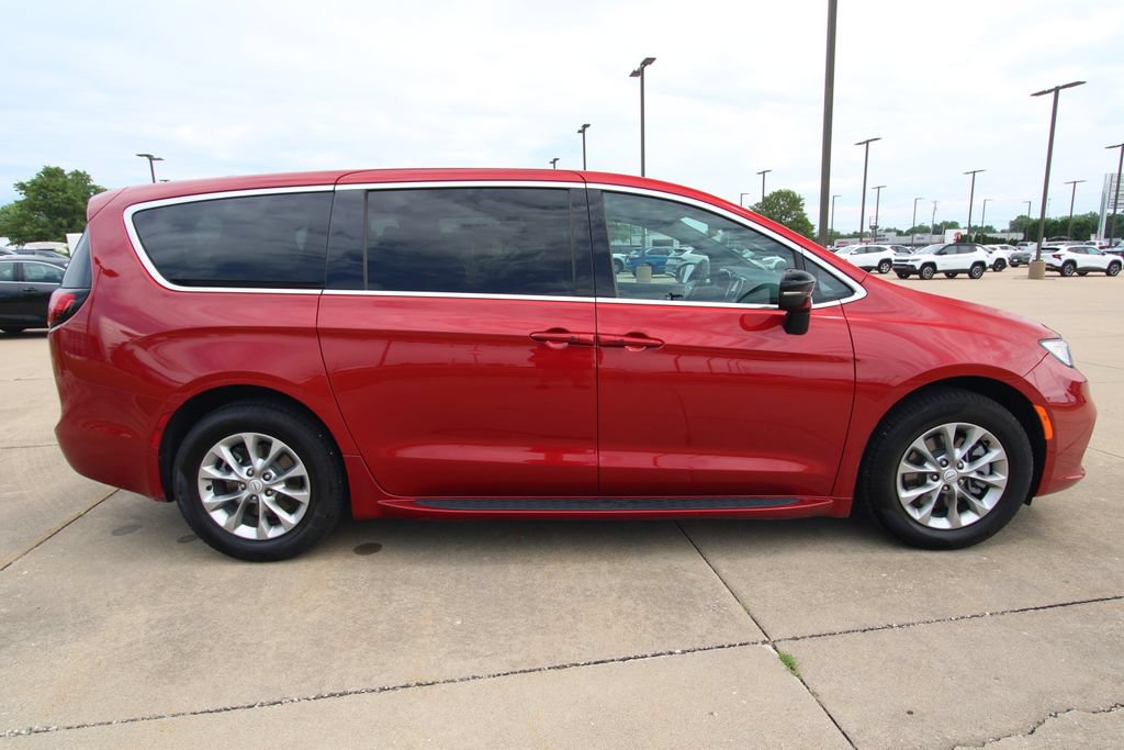 Used 2026 Chrysler Pacifica Select AWD/4WD image 4