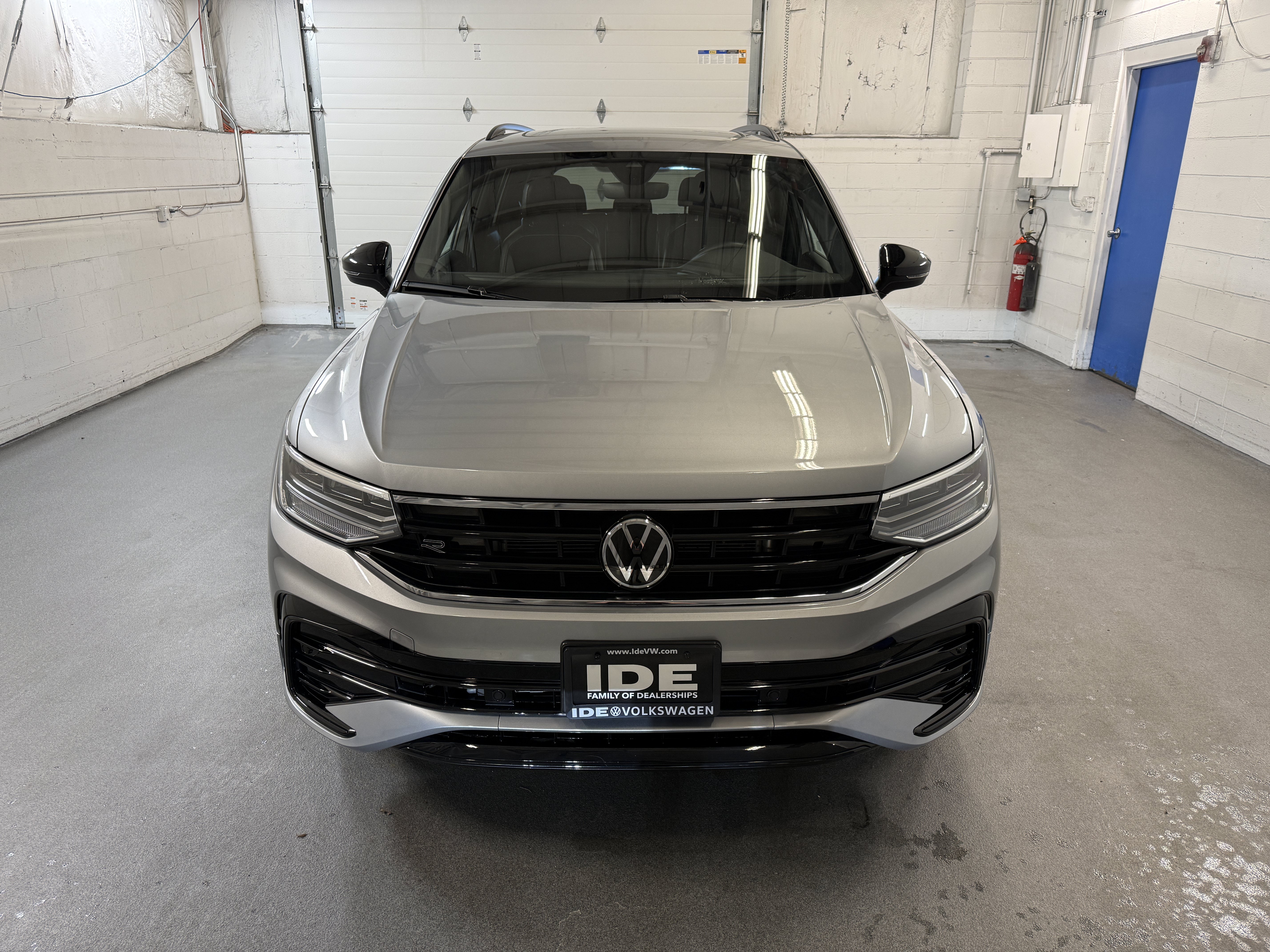 Certified 2024 Volkswagen Tiguan SE R-Line AWD/4WD image 2