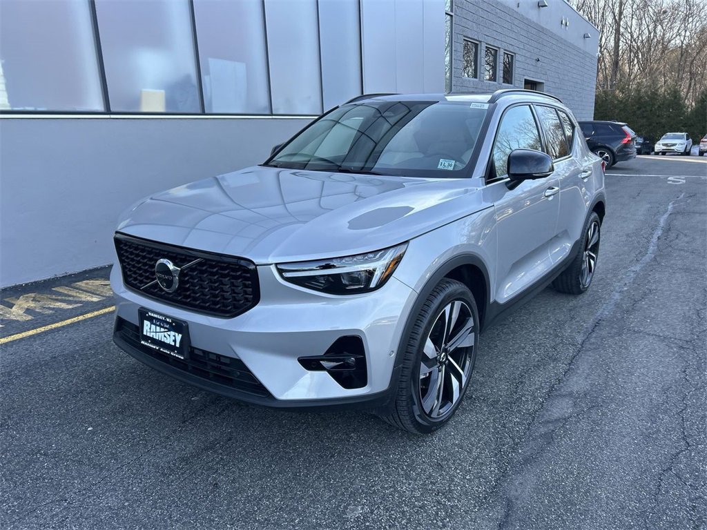 Certified 2025 Volvo XC40 B5 Ultra w/ Protection Package Premier image 4