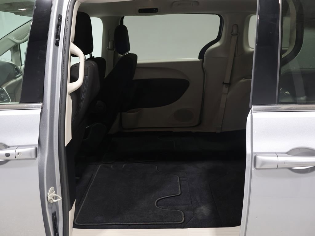 Used 2021 Chrysler Voyager LX image 21